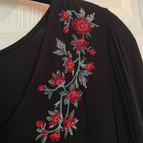 American Eagle black shirt with floral embroidery. Size Large. - Picture 4 of 4